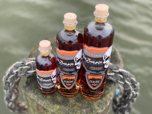 Bild zeigt 3 Flschen Ron Zuarin Classic Rum auf einer Buhne an der Ostsee Zingst